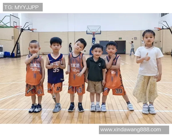 在篮球场上追逐梦想的小明星们的成长故事与友情冒险